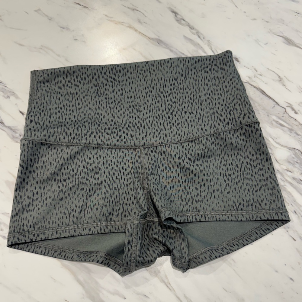Lululemon‎ Women’s High Waisted Boogie Shorts Gray Black Print Size 4